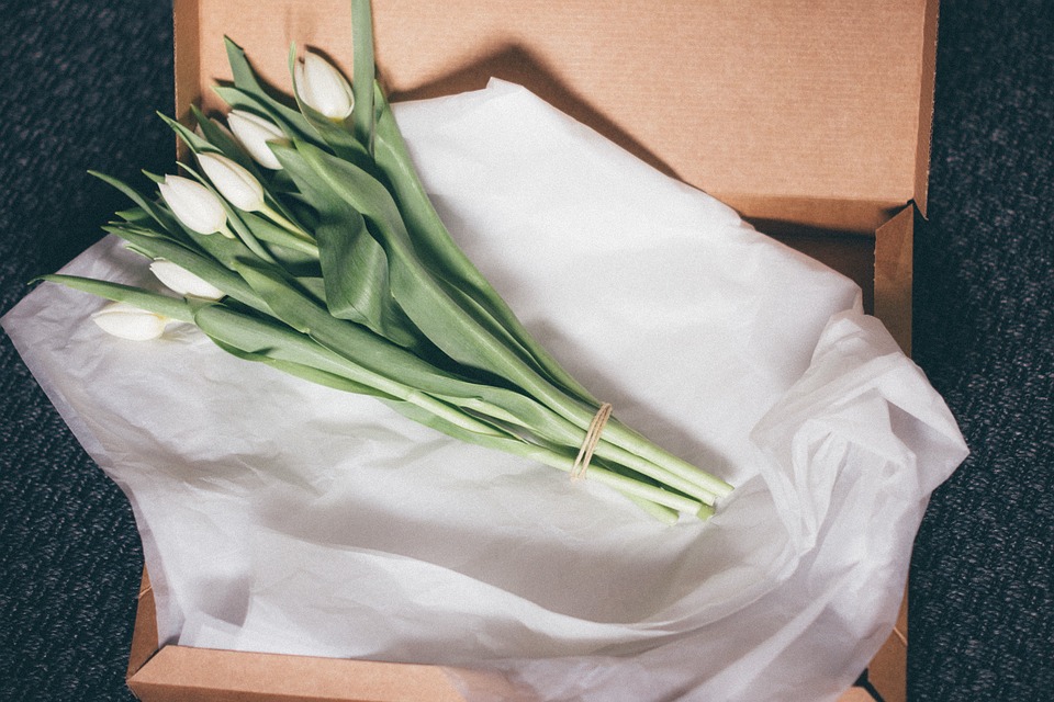 Białe tulipany Dostarczone przez pocztę kwiatową