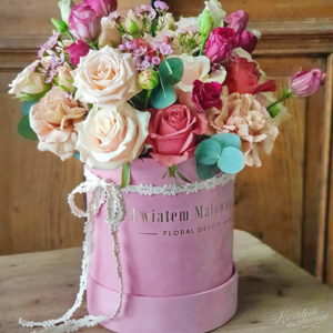 Różowy Flokowany Flower Box z kolorowymi kwiatami