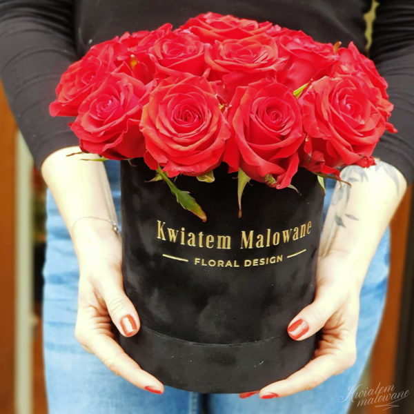 Flower Box Sredni Czarny flokowany z czerwonymi żywymi rozami trzymany w rękach flrystki z Poczty Kwiatowej